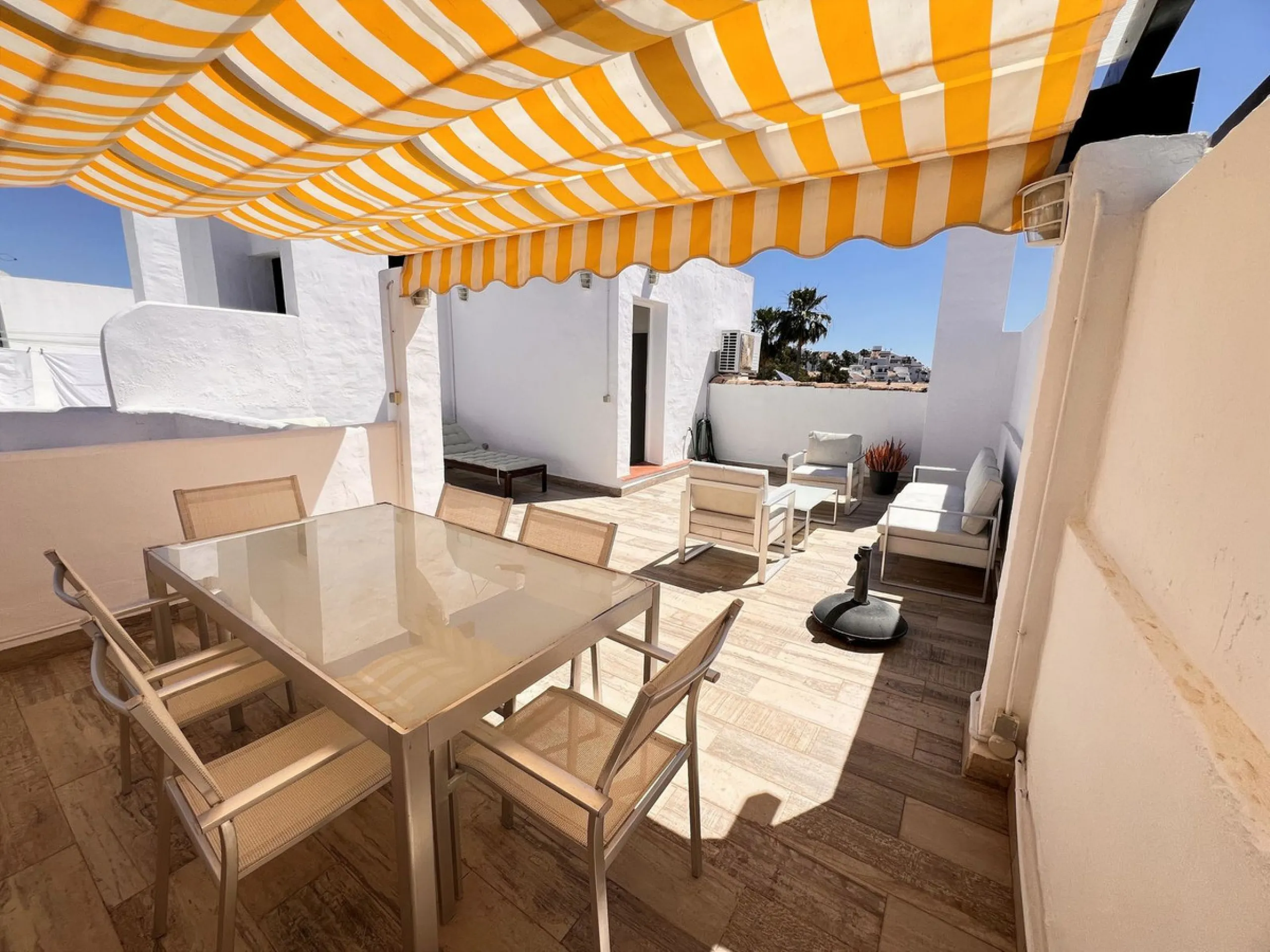 Apartment - Penthouse в продаже в Estepona, Málaga. В доме 2 спален и 2 ванных комнат. Площадь дома 156 м²