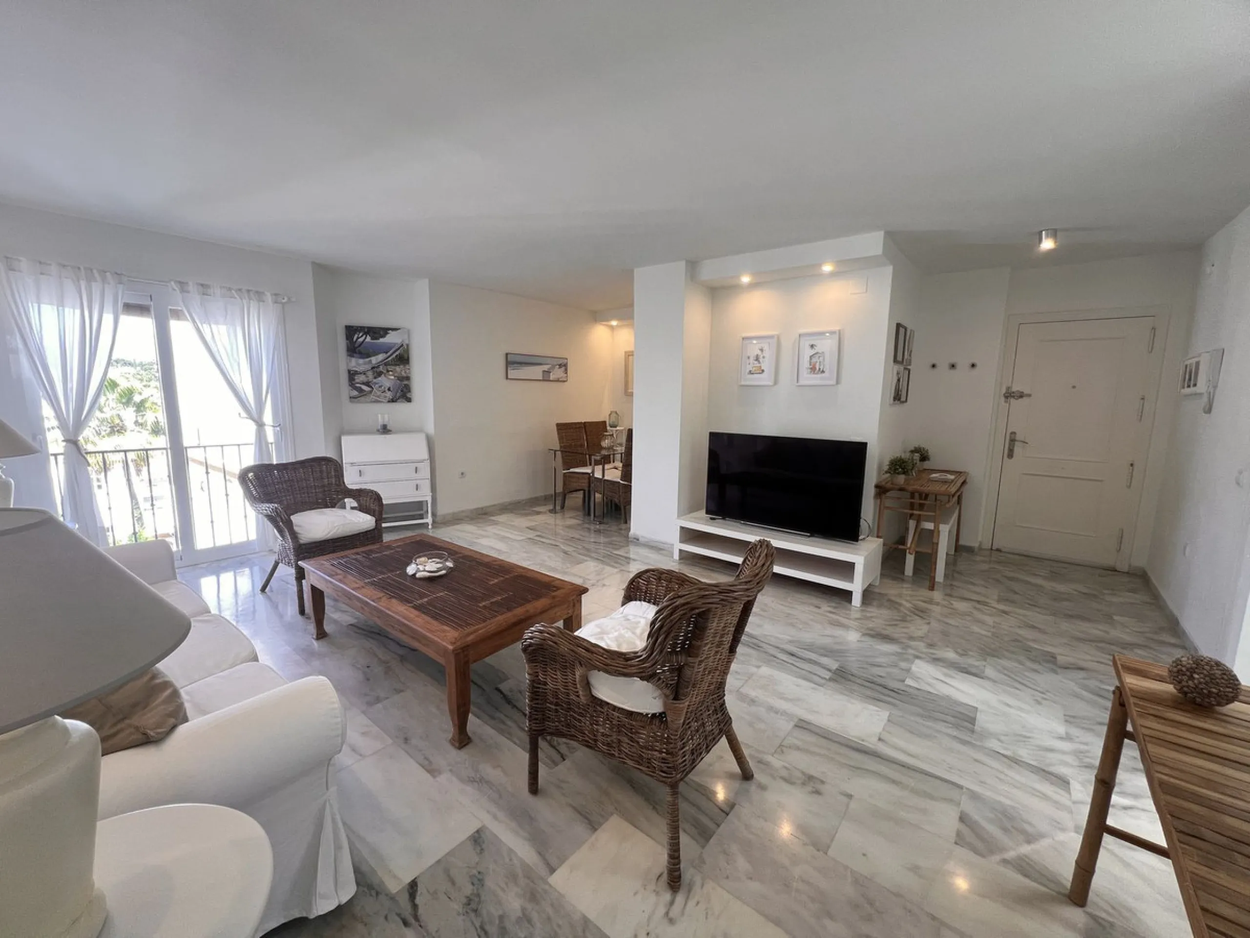 Apartment - Penthouse в продаже в Estepona, Málaga. В доме 2 спален и 2 ванных комнат. Площадь дома 156 м²