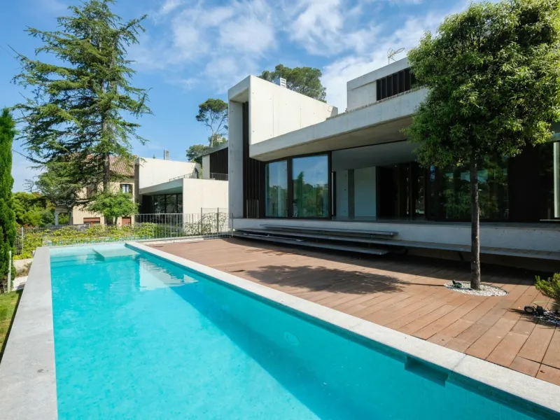 Villa moderna en zona prestigiosa junto al club de golf en Sant Cugat, Barcelona