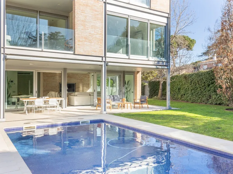Casa exclusiva con jardín, piscina y ascensor en Sant Cugat del Valles, Barcelona