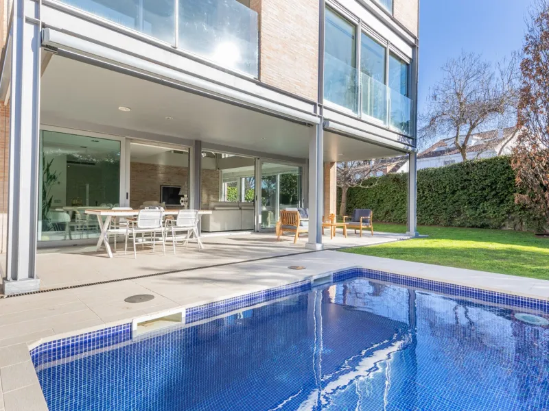 Casa exclusiva con jardín, piscina y ascensor en Sant Cugat del Valles, Barcelona