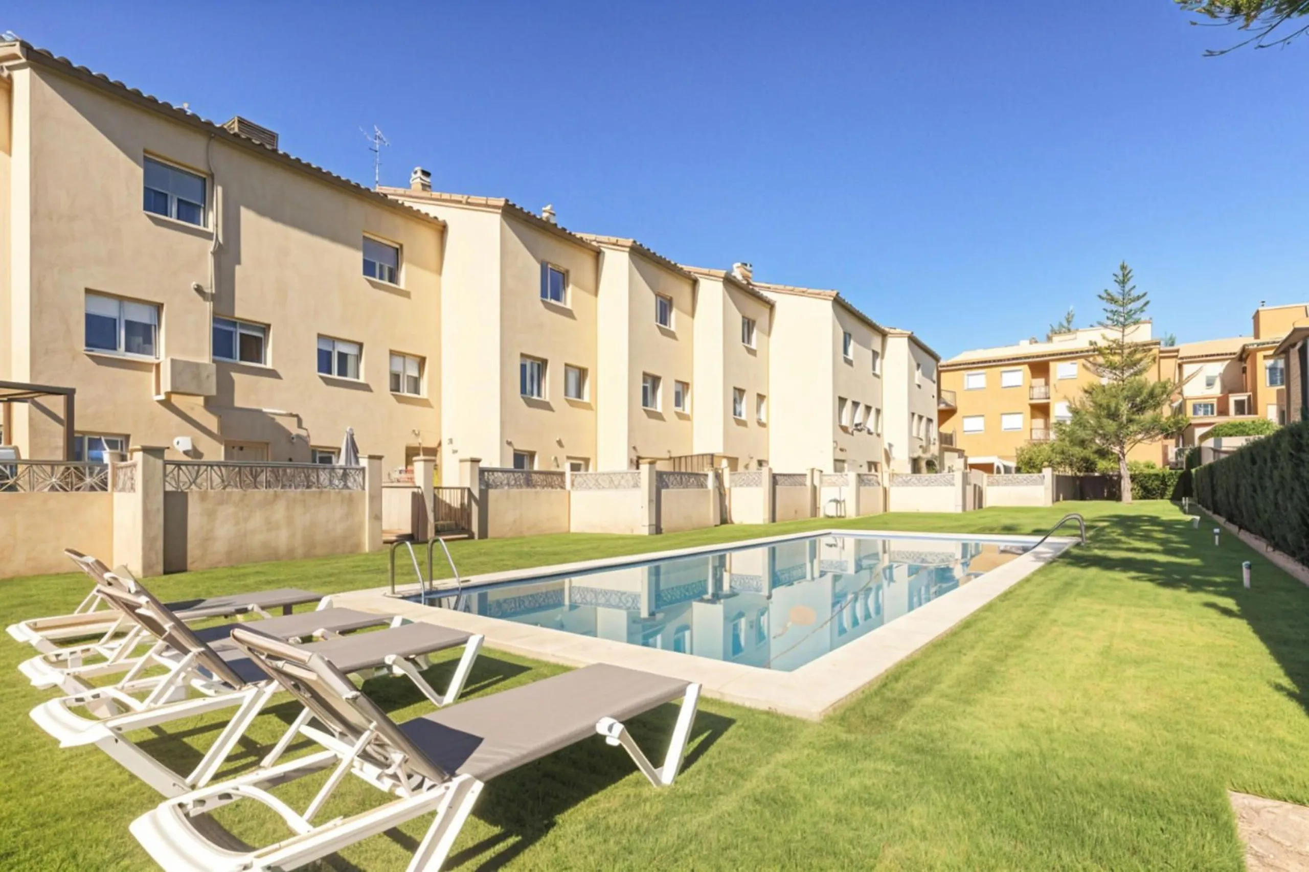 Adosado luminoso con terrazas, garaje y acceso directo a la piscina en Palamós, Costa Brava