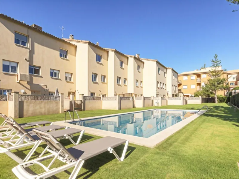 Bright Townhouse with Terraces, Garage and Direct Pool Access in Palamós, Costa Brava