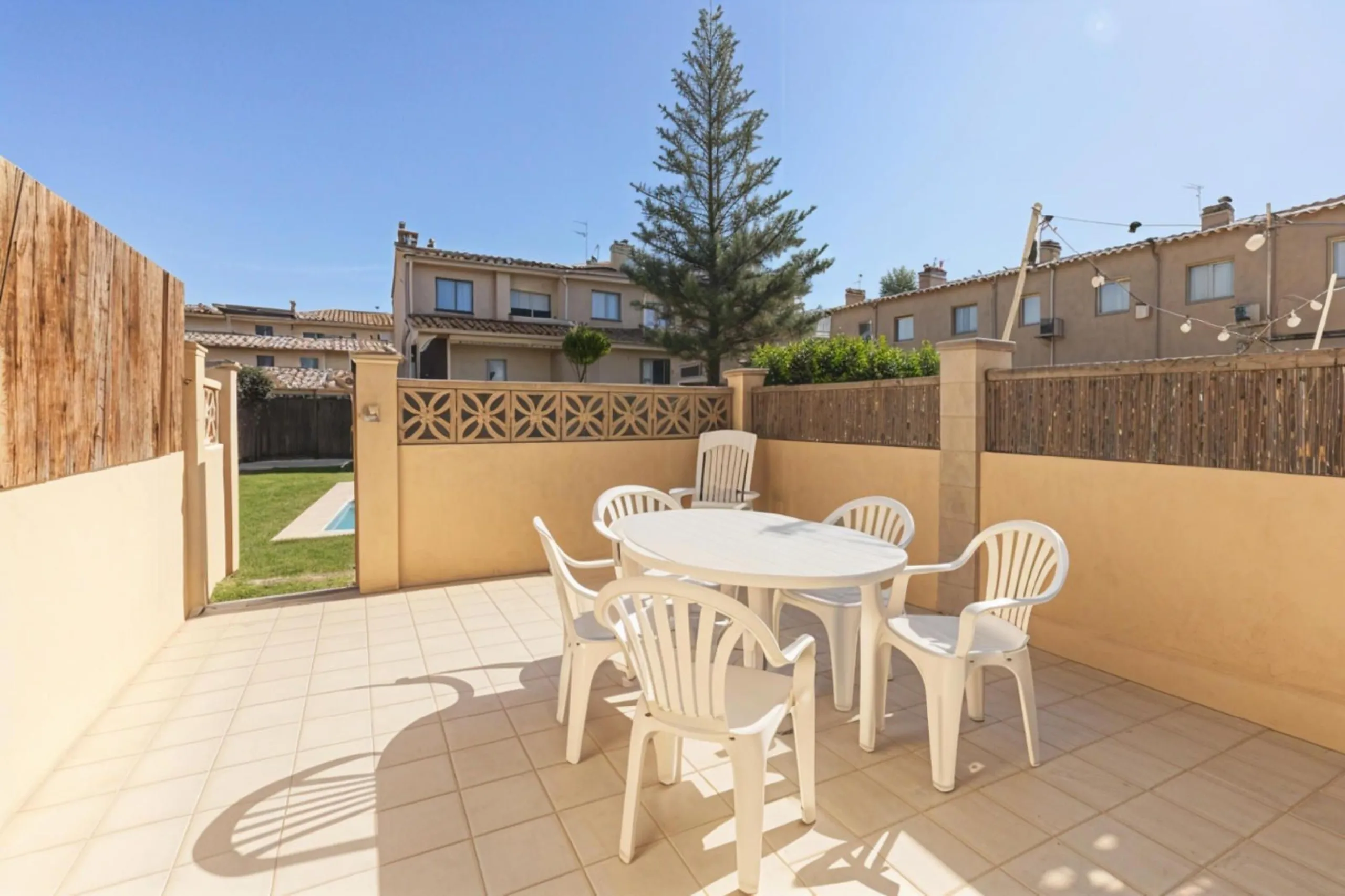 Adosado luminoso con terrazas, garaje y acceso directo a la piscina en Palamós, Costa Brava