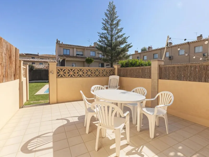 Adosado luminoso con terrazas, garaje y acceso directo a la piscina en Palamós, Costa Brava