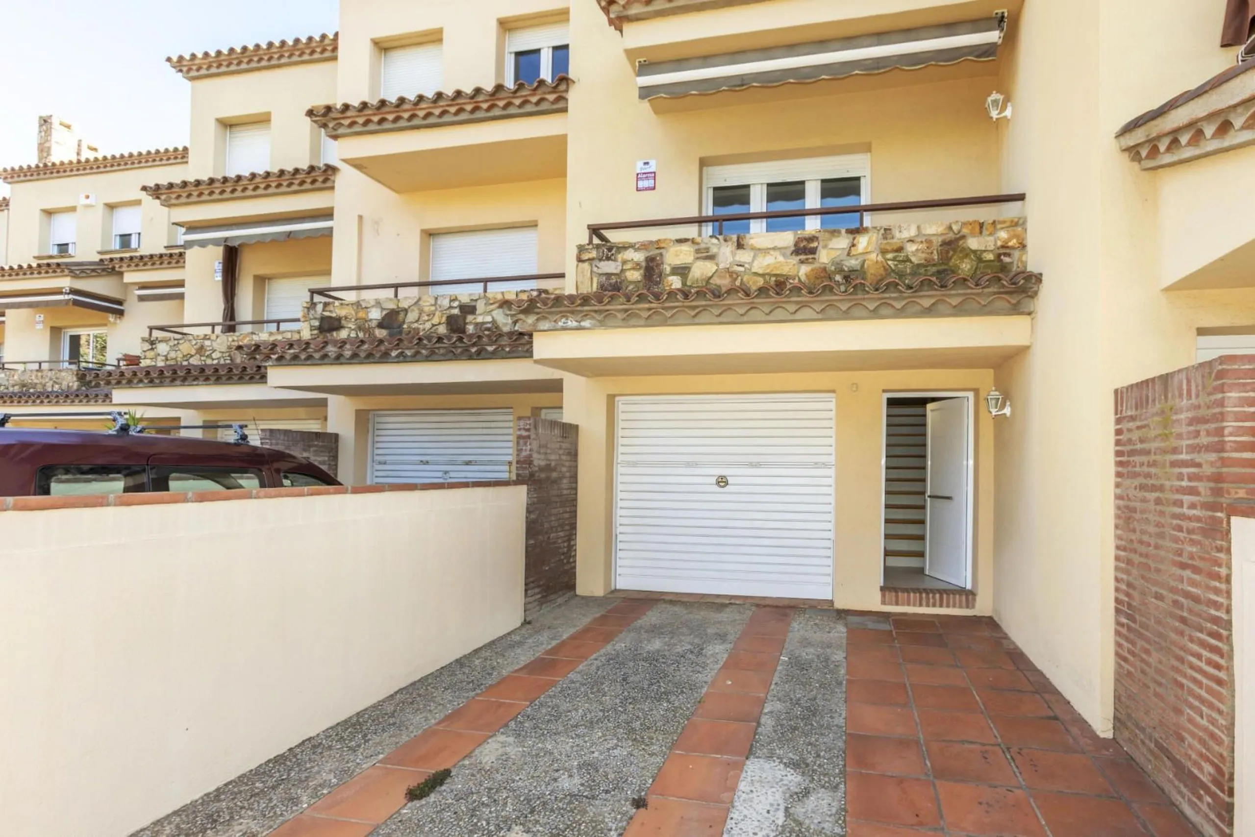 Adosado luminoso con terrazas, garaje y acceso directo a la piscina en Palamós, Costa Brava