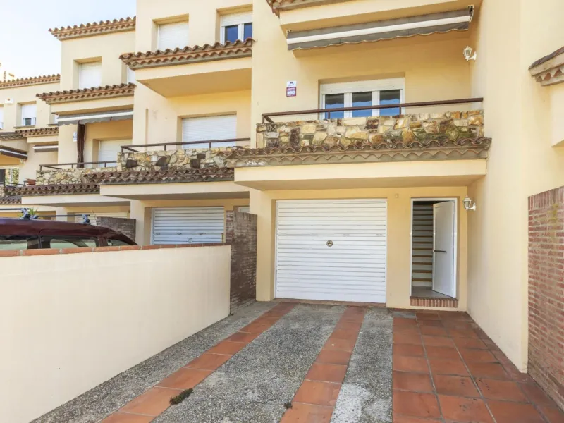 Adosado luminoso con terrazas, garaje y acceso directo a la piscina en Palamós, Costa Brava