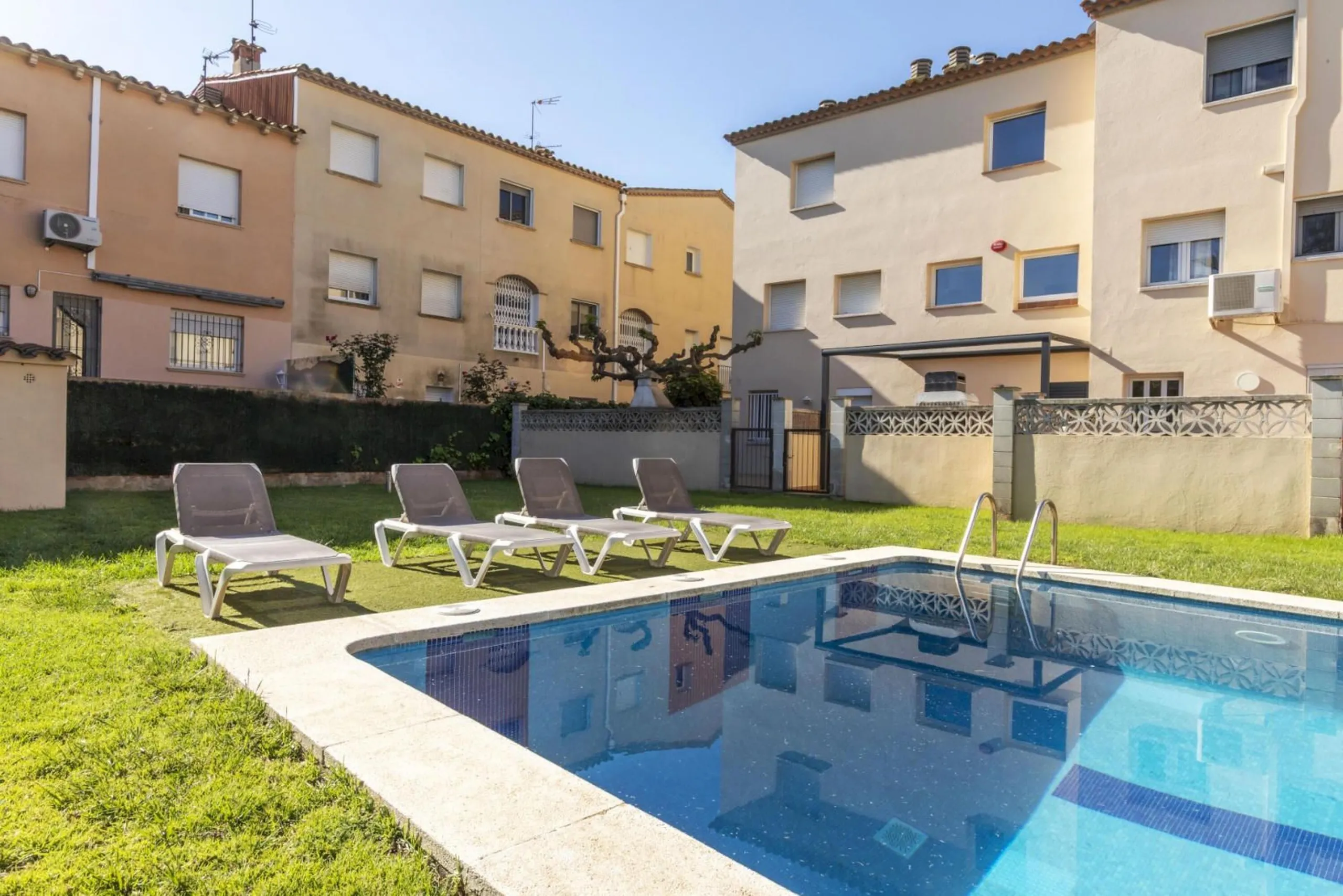 Adosado luminoso con terrazas, garaje y acceso directo a la piscina en Palamós, Costa Brava