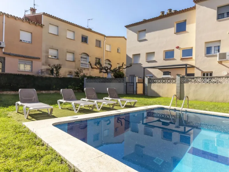 Adosado luminoso con terrazas, garaje y acceso directo a la piscina en Palamós, Costa Brava