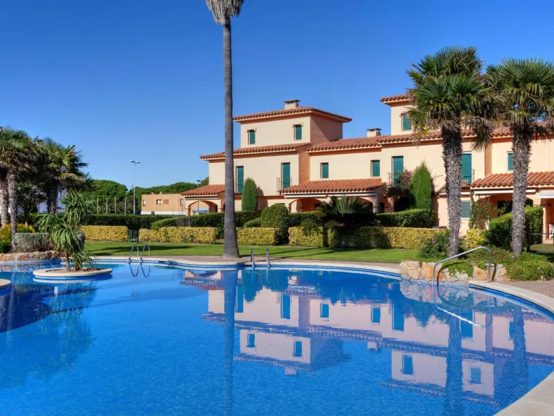 Exclusivo piso en planta baja con jardín privado y vistas al mar en Pals, Costa Brava