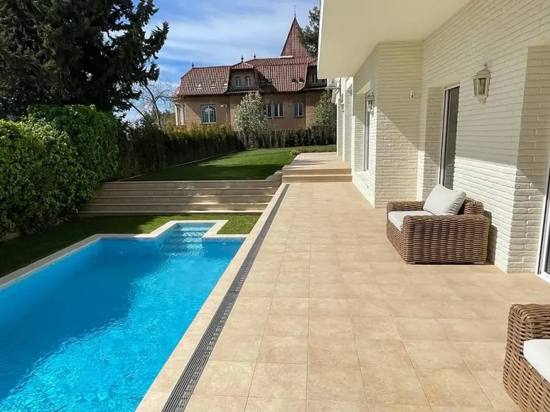 Villa exclusiva con jardín, piscina y vistas al mar en Pedralbes, Barcelona