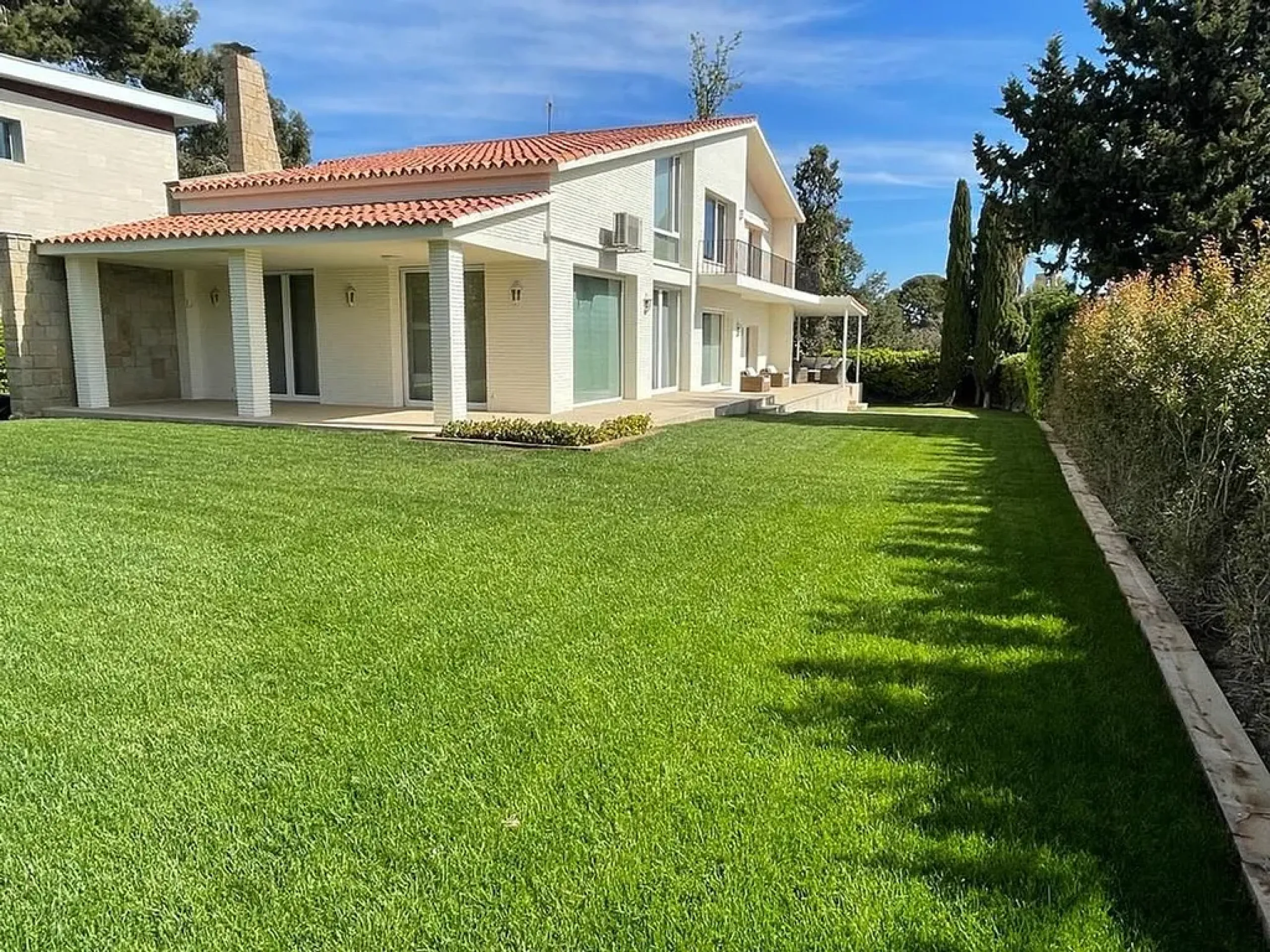 Villa exclusiva con jardín, piscina y vistas al mar en Pedralbes, Barcelona