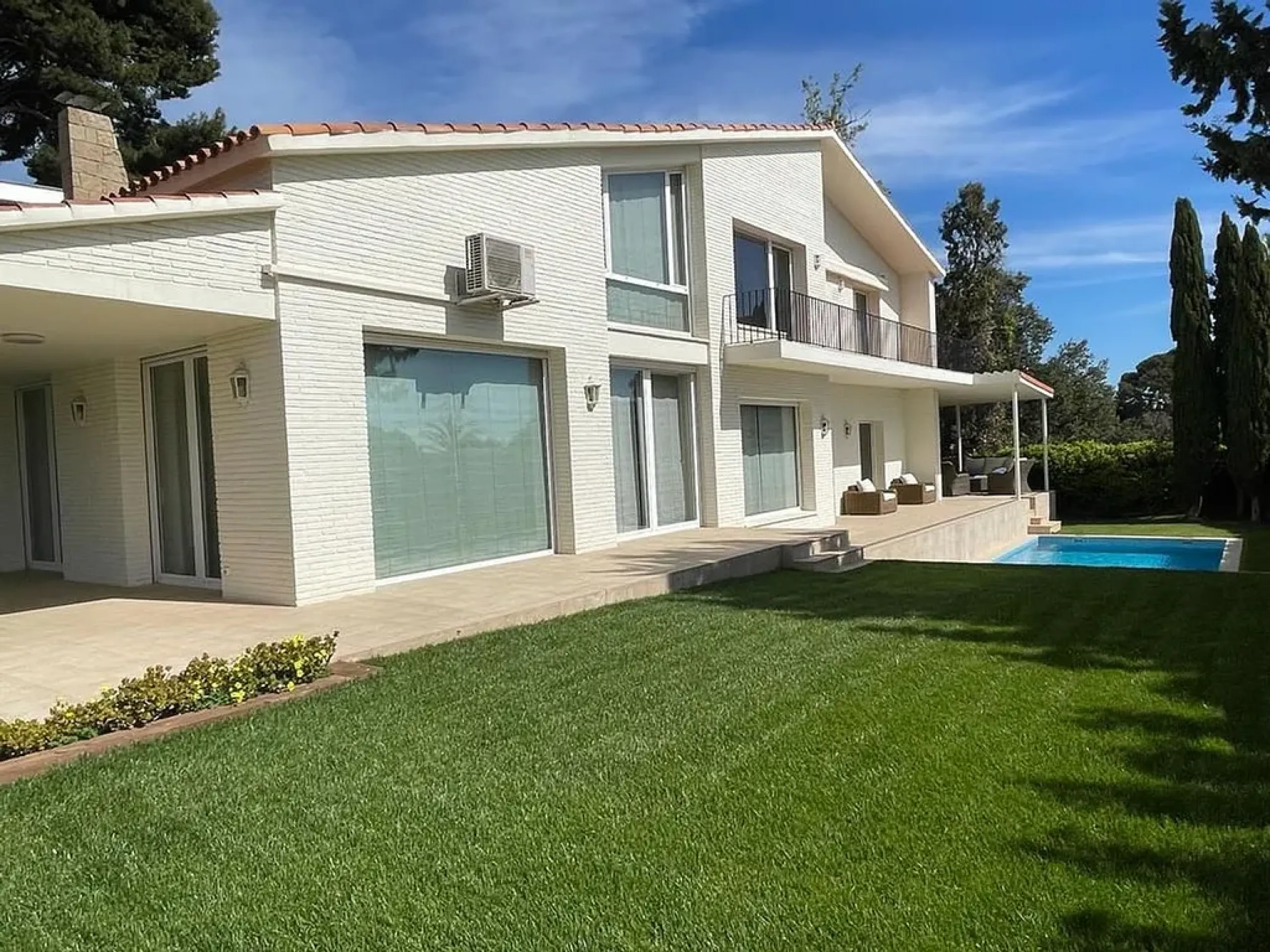 Villa exclusiva con jardín, piscina y vistas al mar en Pedralbes, Barcelona