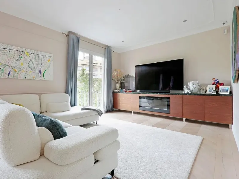 Amplio apartamento renovado en Avinguda Diagonal, junto a Turó Parc, Barcelona