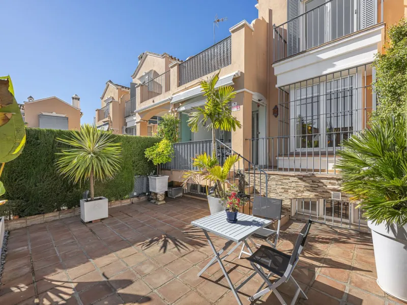 House - Townhouse в продаже в Marbella, Málaga. В доме 3 спален и 3 ванных комнат. Площадь дома 184 м²