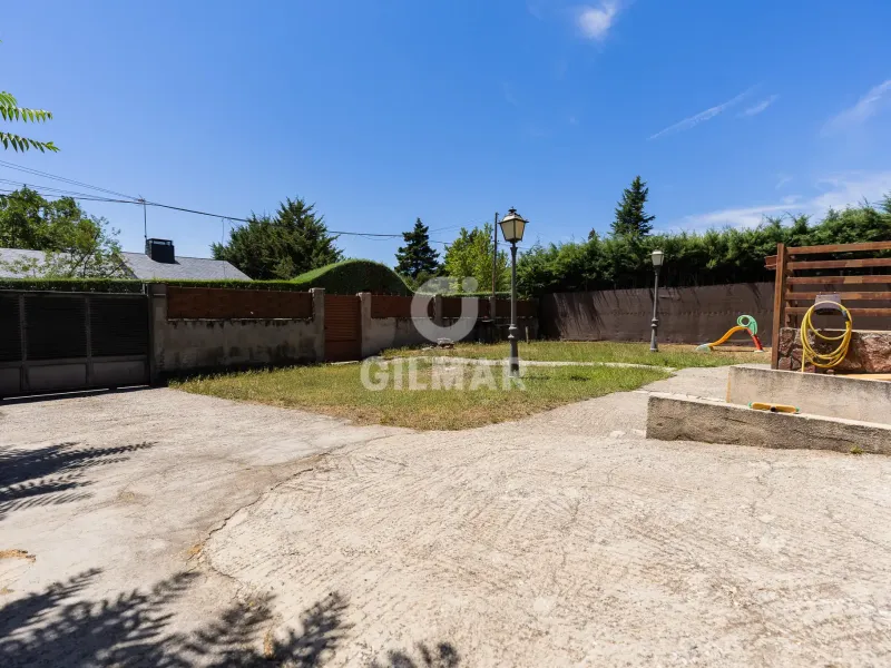 Villa in Collado Mediano / Becerril - Madrid