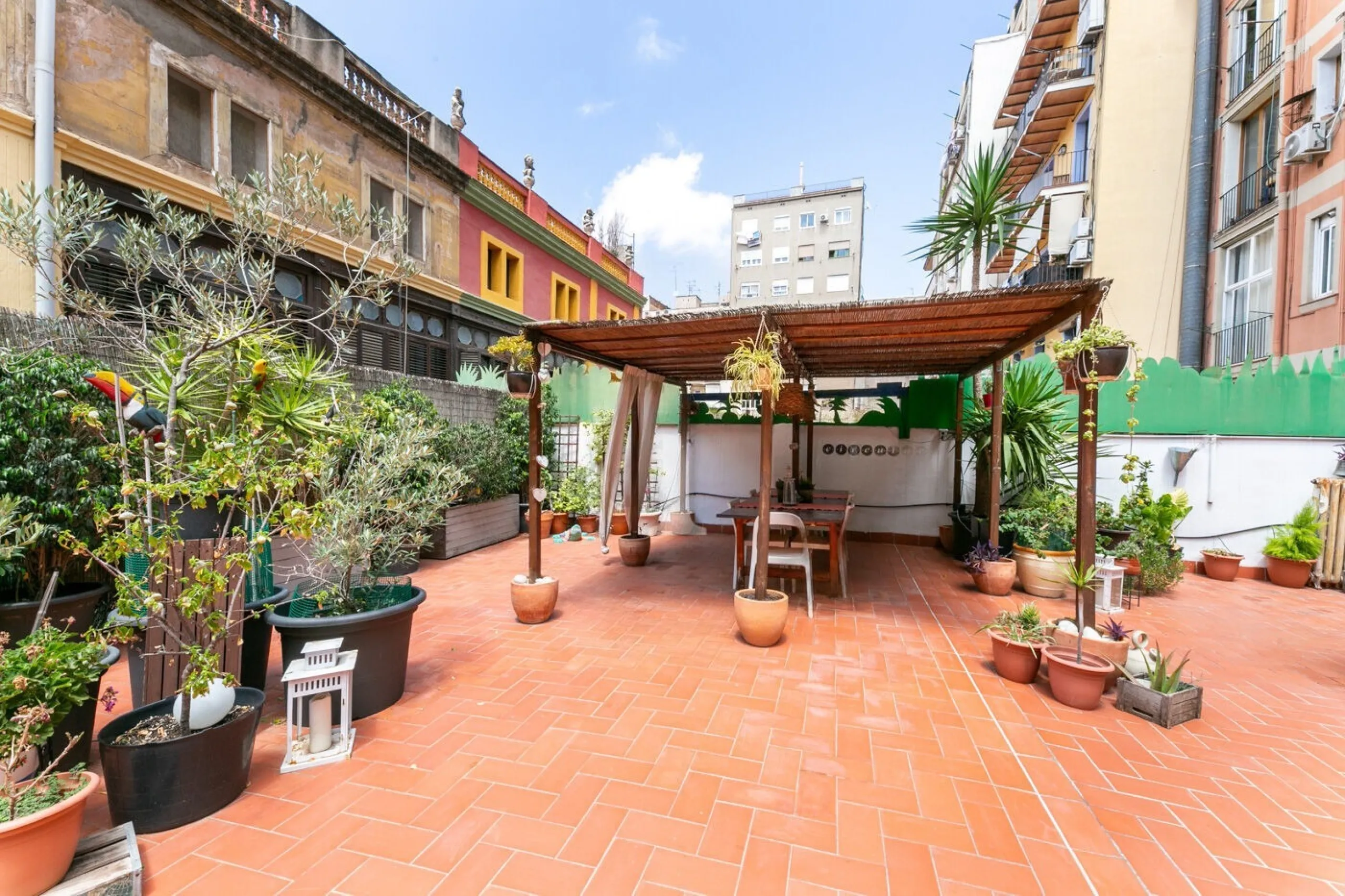 Piso con terraza privada en un edificio clásico del barrio de Sant Antoni, Barcelona