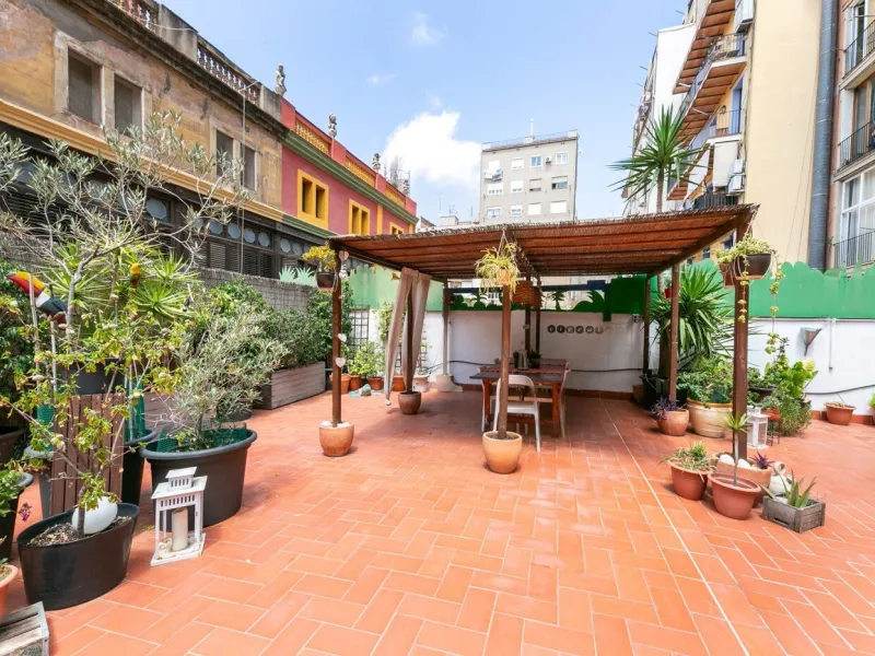 Piso con terraza privada en un edificio clásico del barrio de Sant Antoni, Barcelona