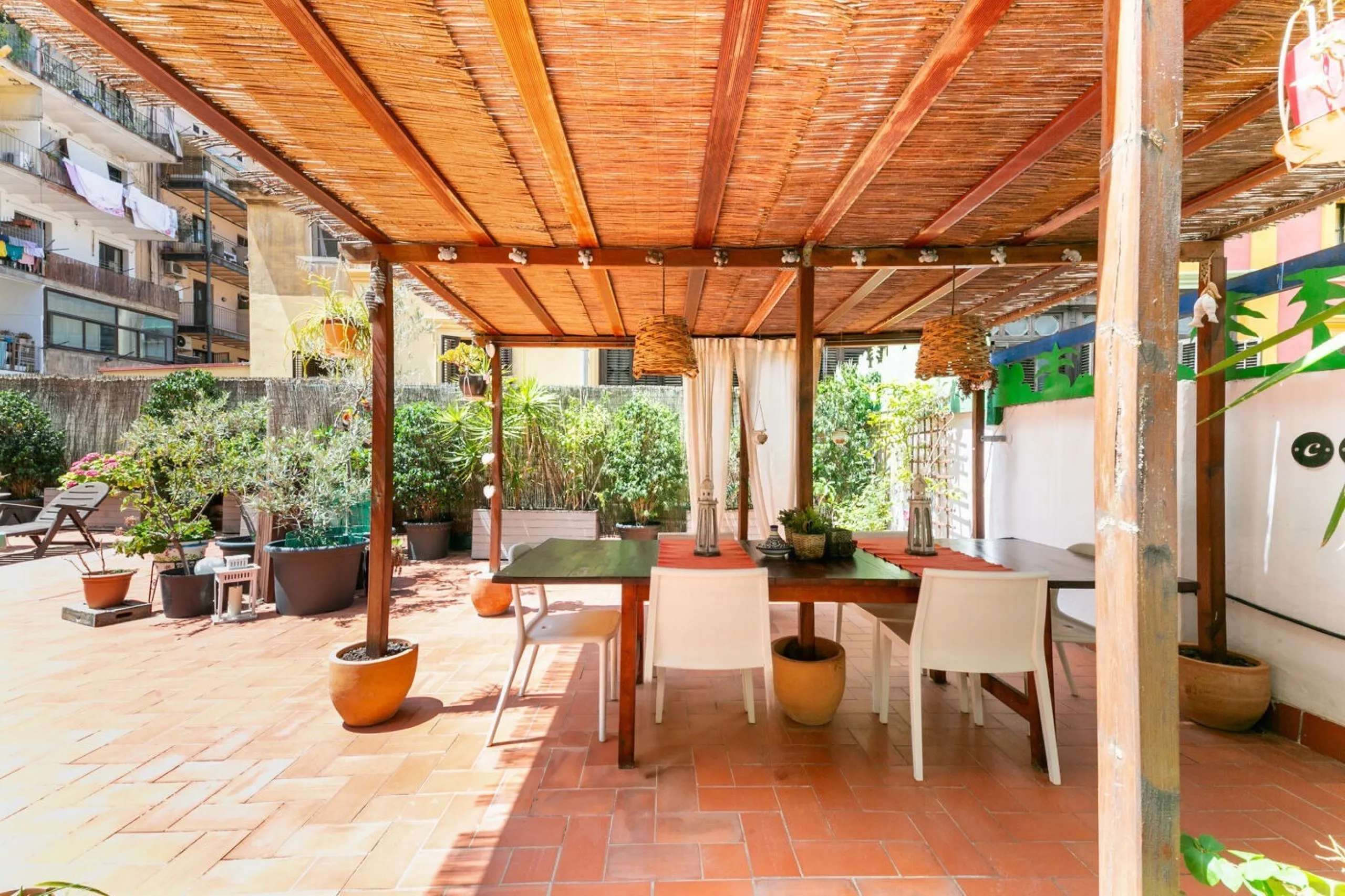 Piso con terraza privada en un edificio clásico del barrio de Sant Antoni, Barcelona