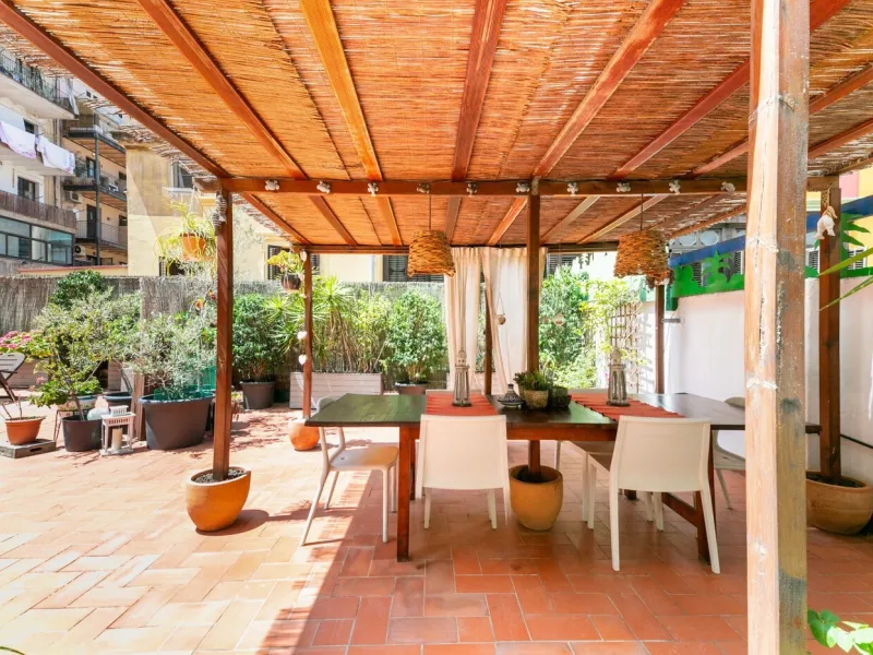 Piso con terraza privada en un edificio clásico del barrio de Sant Antoni, Barcelona