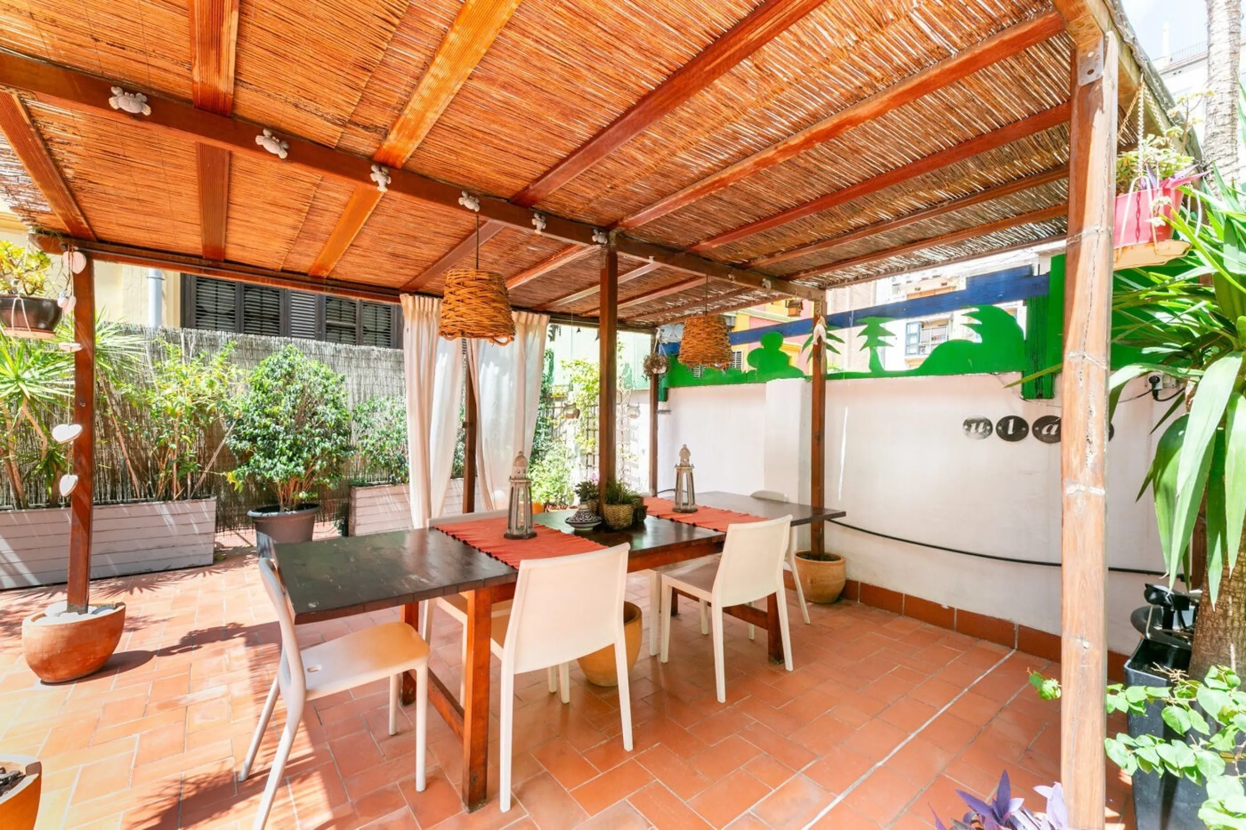 Piso con terraza privada en un edificio clásico del barrio de Sant Antoni, Barcelona