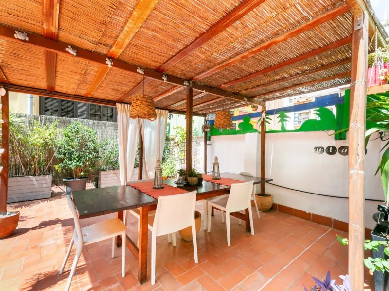 Piso con terraza privada en un edificio clásico del barrio de Sant Antoni, Barcelona
