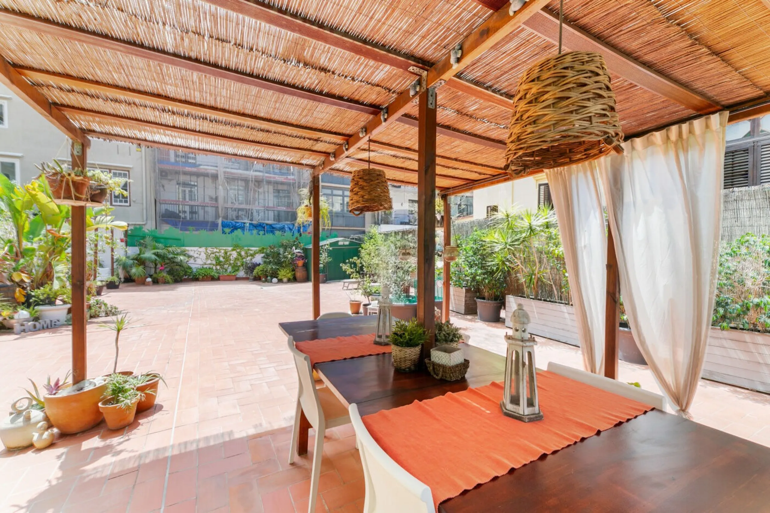 Piso con terraza privada en un edificio clásico del barrio de Sant Antoni, Barcelona