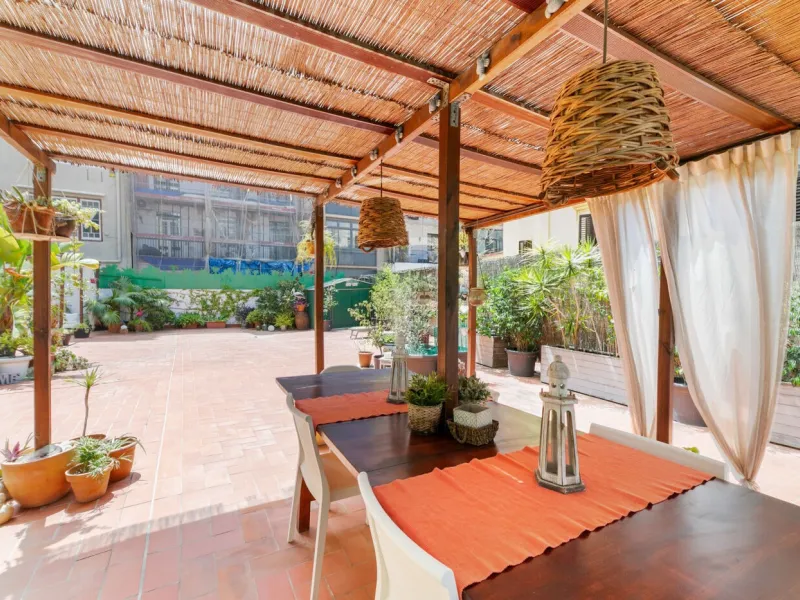 Piso con terraza privada en un edificio clásico del barrio de Sant Antoni, Barcelona