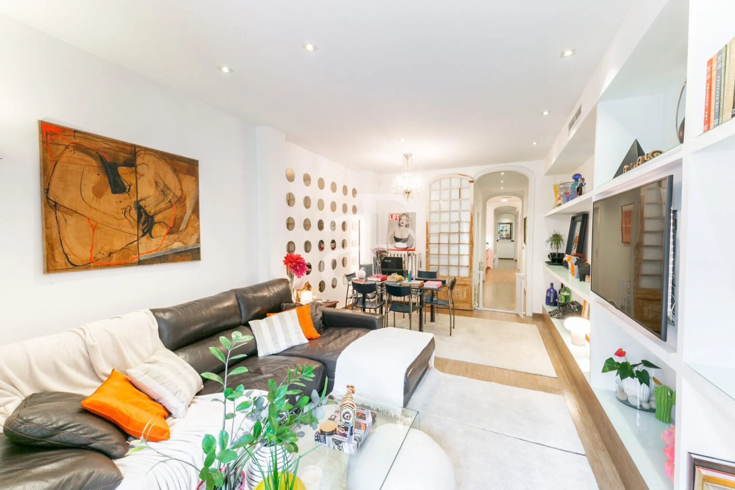 Piso con terraza privada en un edificio clásico del barrio de Sant Antoni, Barcelona