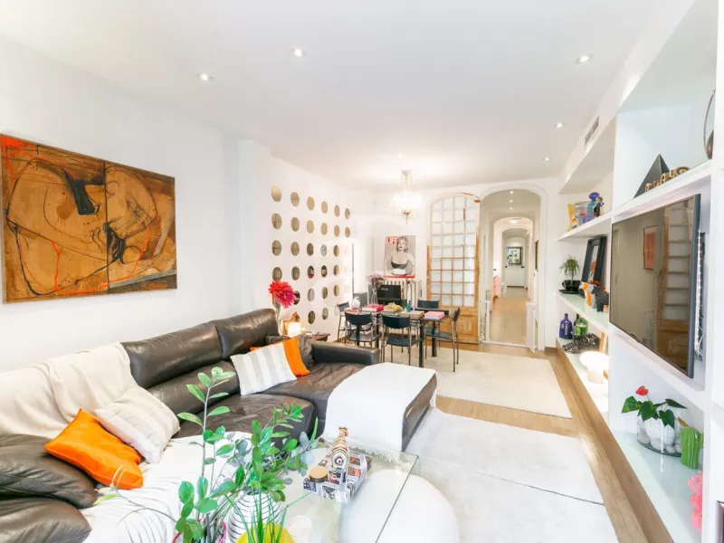 Piso con terraza privada en un edificio clásico del barrio de Sant Antoni, Barcelona