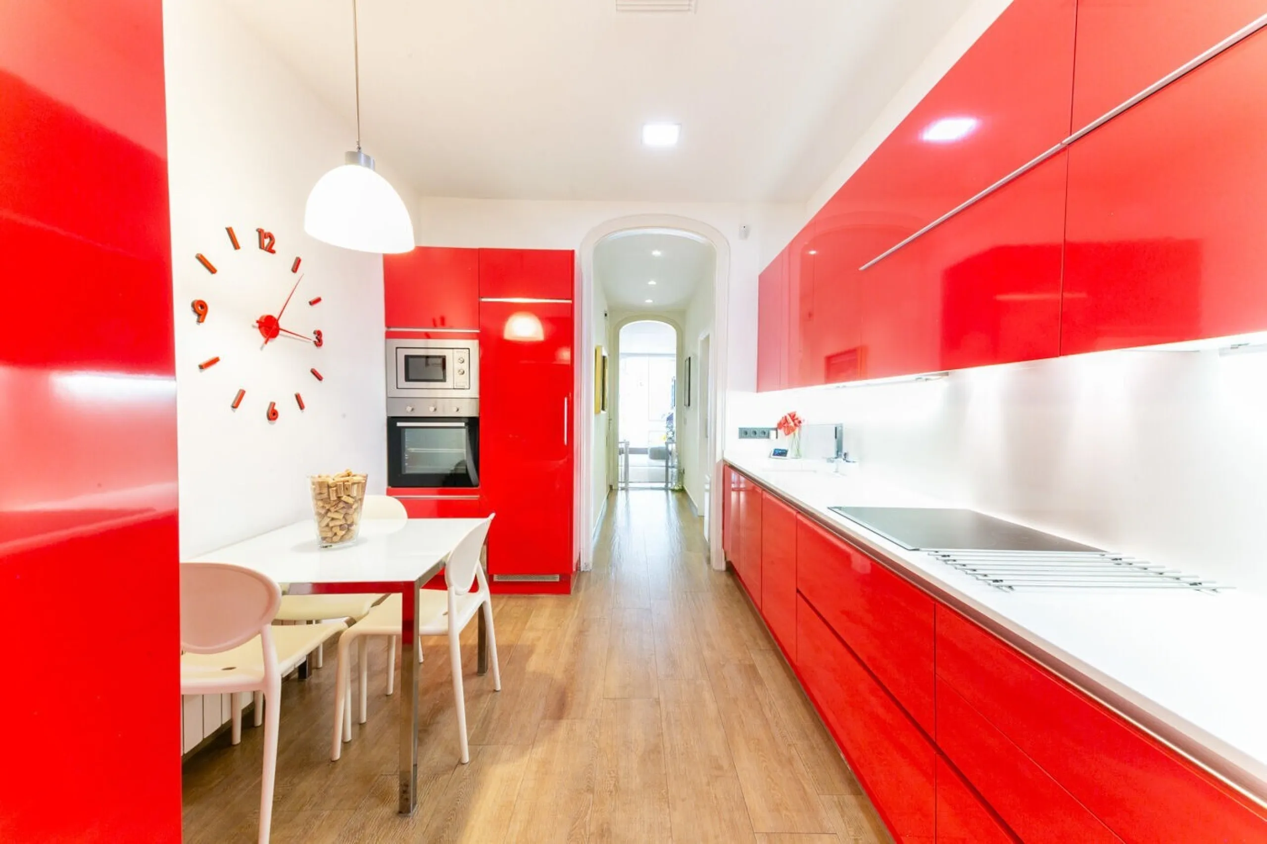 Piso con terraza privada en un edificio clásico del barrio de Sant Antoni, Barcelona