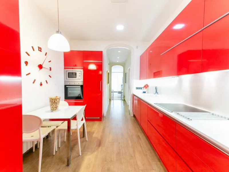Piso con terraza privada en un edificio clásico del barrio de Sant Antoni, Barcelona