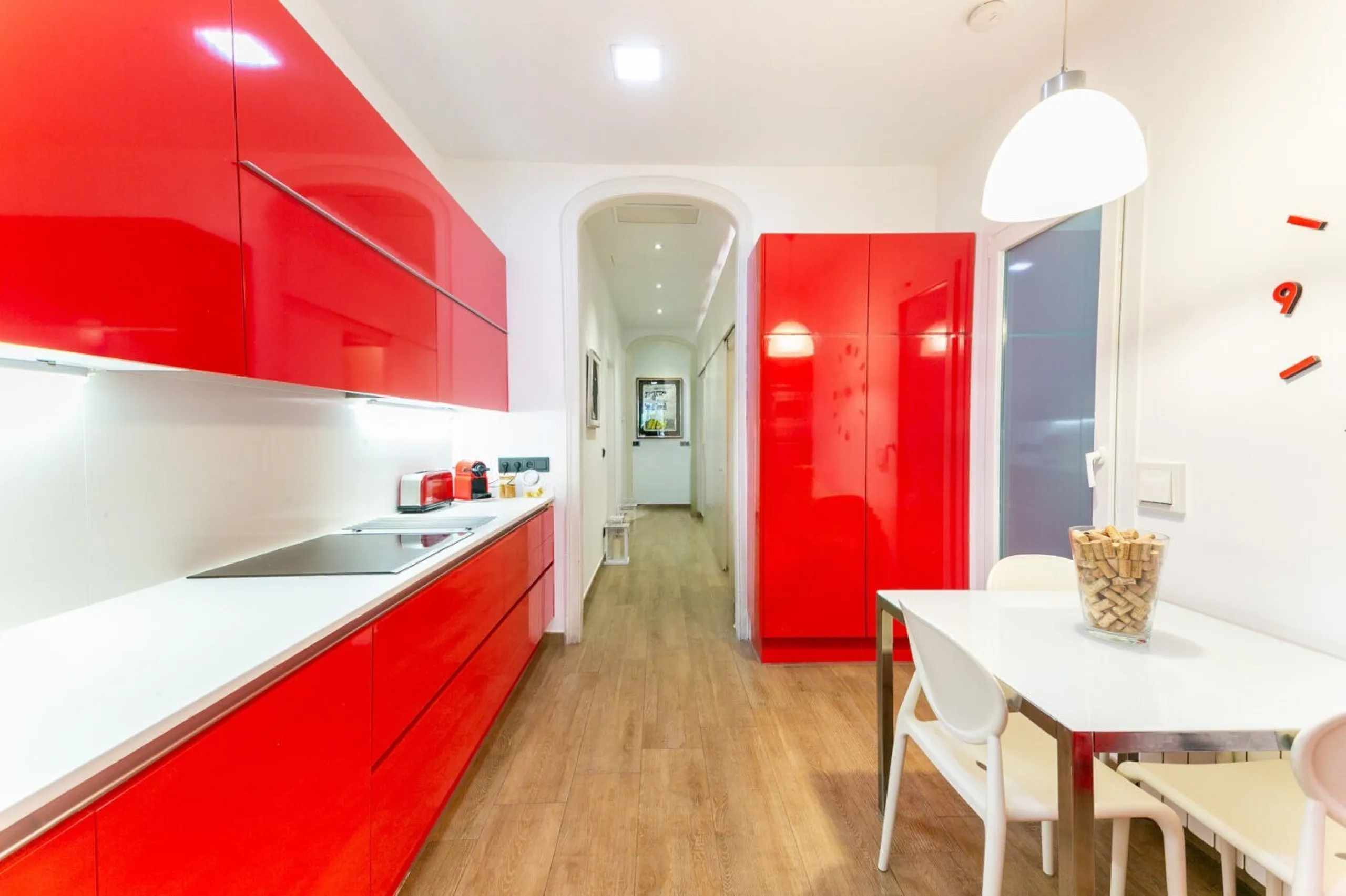 Piso con terraza privada en un edificio clásico del barrio de Sant Antoni, Barcelona