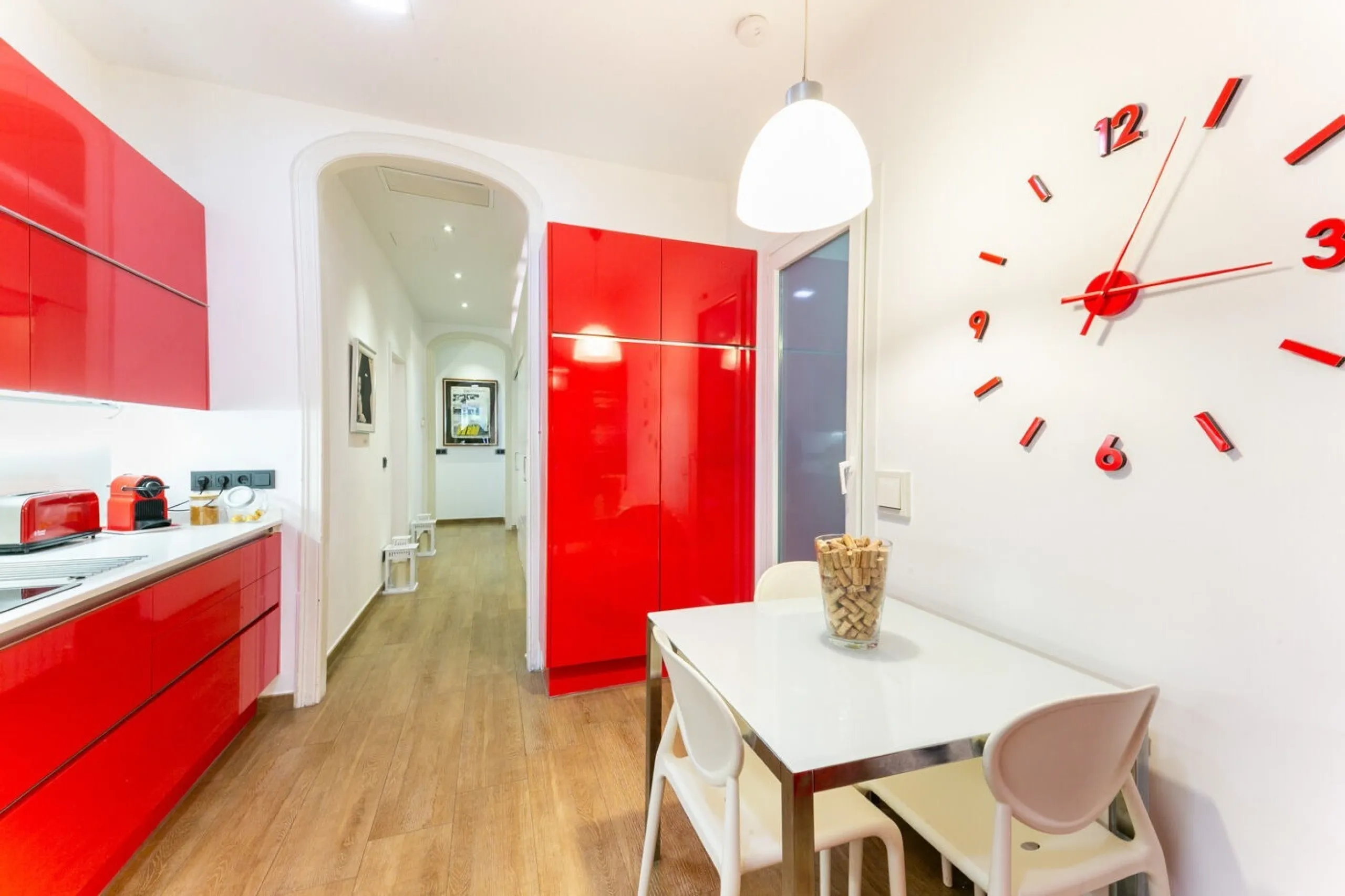 Piso con terraza privada en un edificio clásico del barrio de Sant Antoni, Barcelona