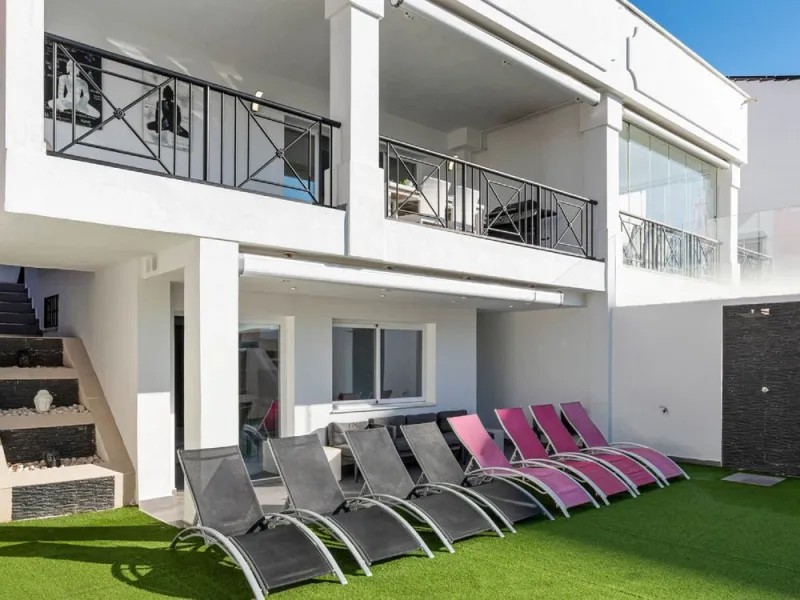 Situated on an exclusive, quiet cul-de-sac in Artola Golf, this magnificent 6-bedroom villa perfectly combines contemporary design with the warmth of a family home. Fully restored to a high standard, the property is ready to move into or to be run as a lu
