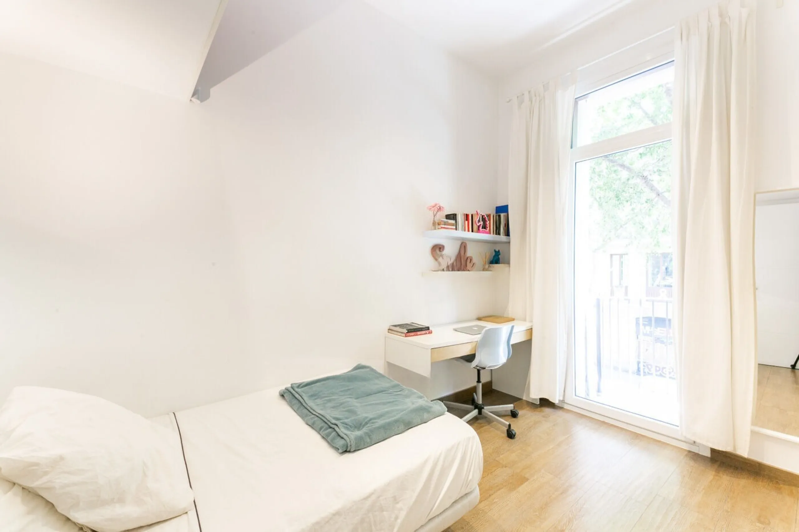 Piso con terraza privada en un edificio clásico del barrio de Sant Antoni, Barcelona