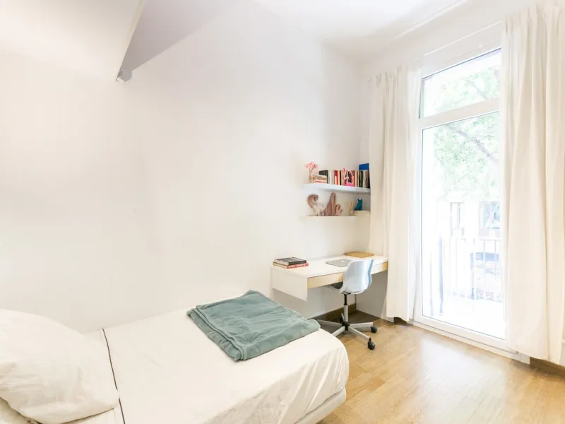 Piso con terraza privada en un edificio clásico del barrio de Sant Antoni, Barcelona