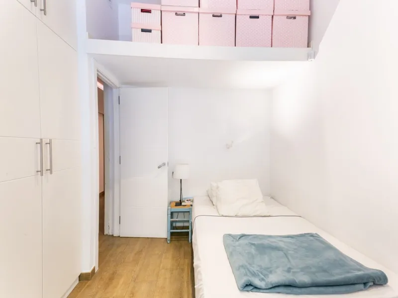 Piso con terraza privada en un edificio clásico del barrio de Sant Antoni, Barcelona