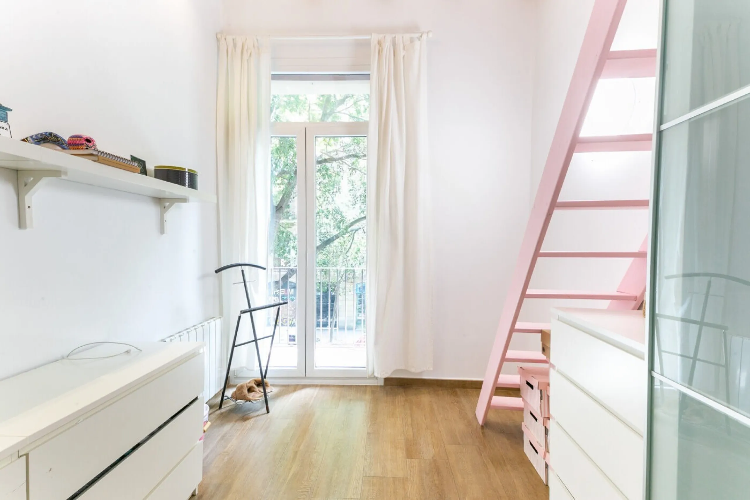Piso con terraza privada en un edificio clásico del barrio de Sant Antoni, Barcelona