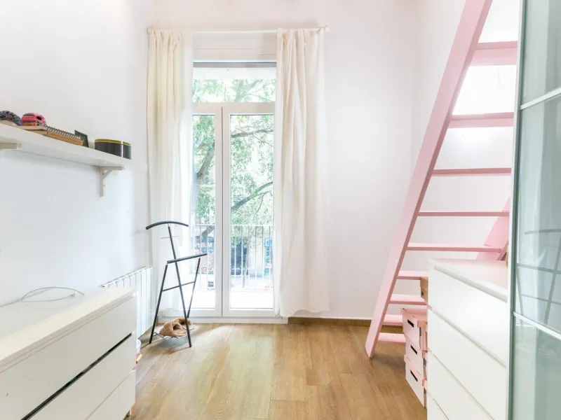 Piso con terraza privada en un edificio clásico del barrio de Sant Antoni, Barcelona