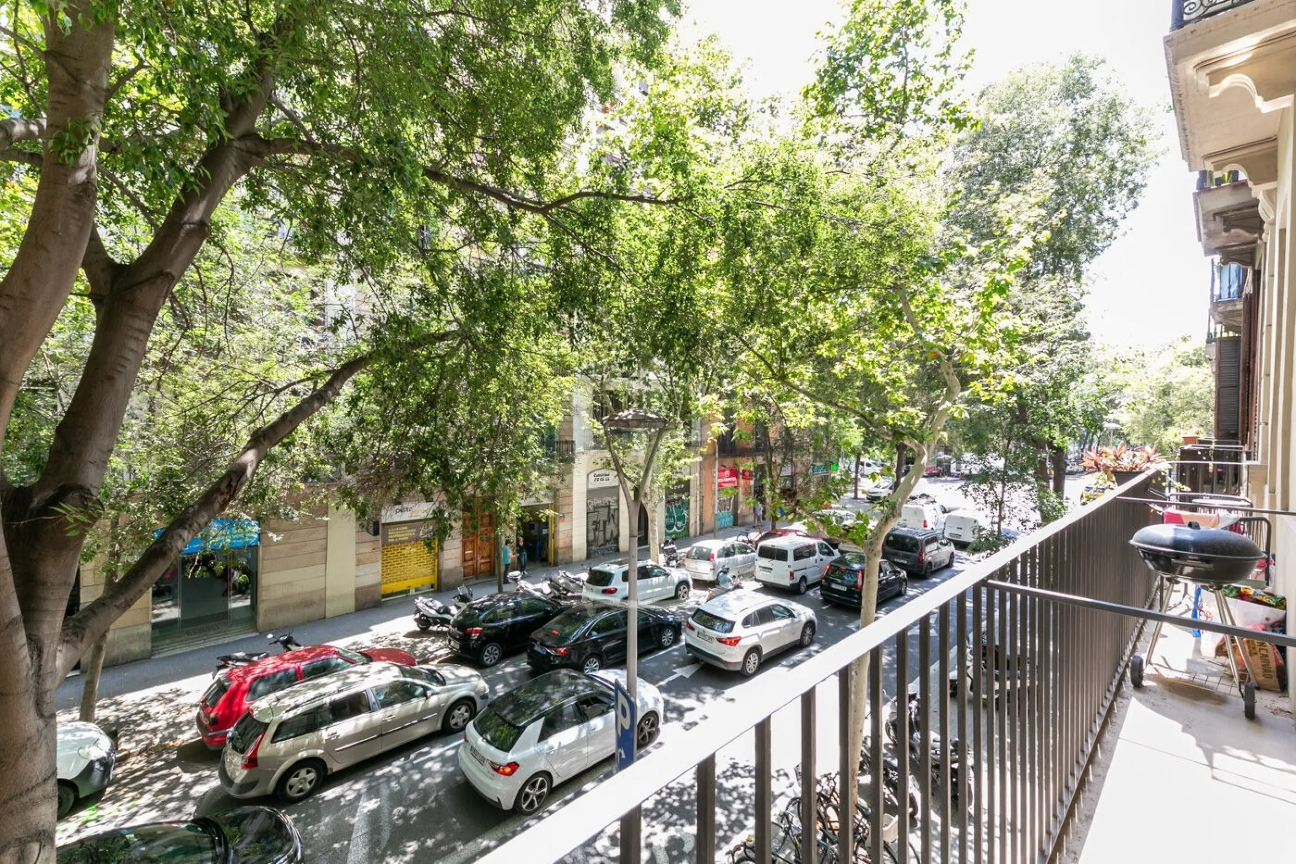 Piso con terraza privada en un edificio clásico del barrio de Sant Antoni, Barcelona