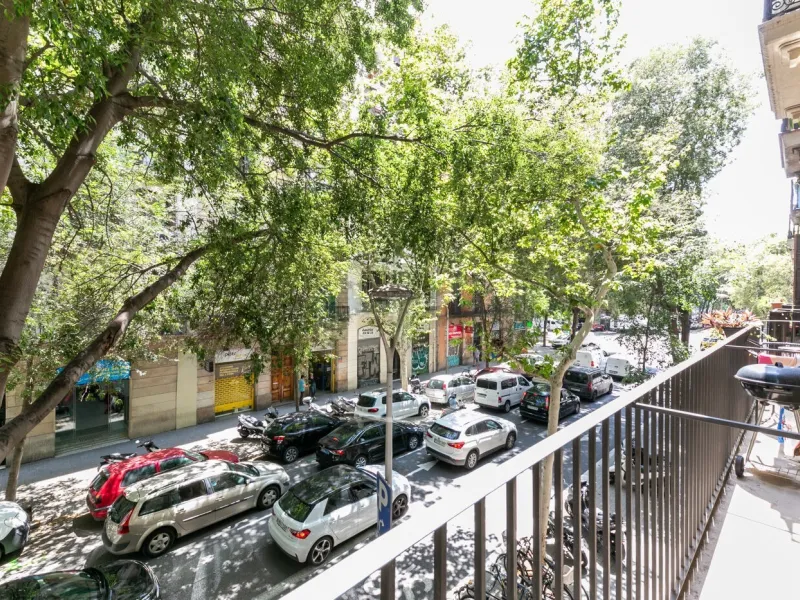 Piso con terraza privada en un edificio clásico del barrio de Sant Antoni, Barcelona