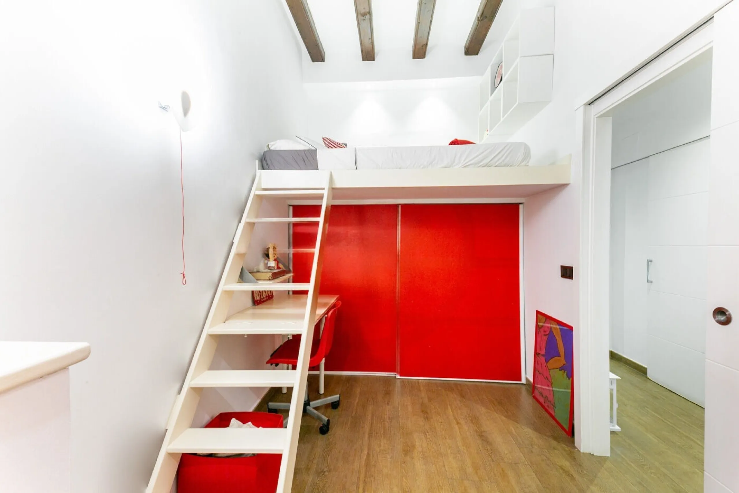Piso con terraza privada en un edificio clásico del barrio de Sant Antoni, Barcelona