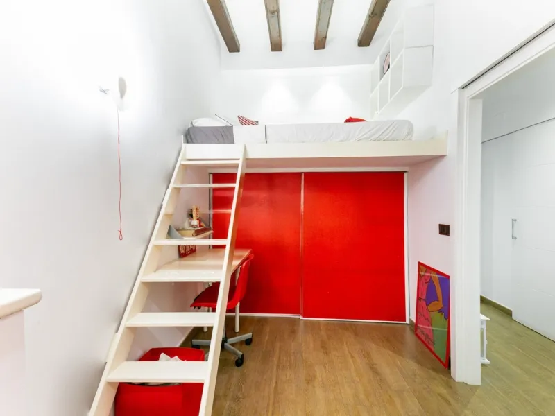 Piso con terraza privada en un edificio clásico del barrio de Sant Antoni, Barcelona