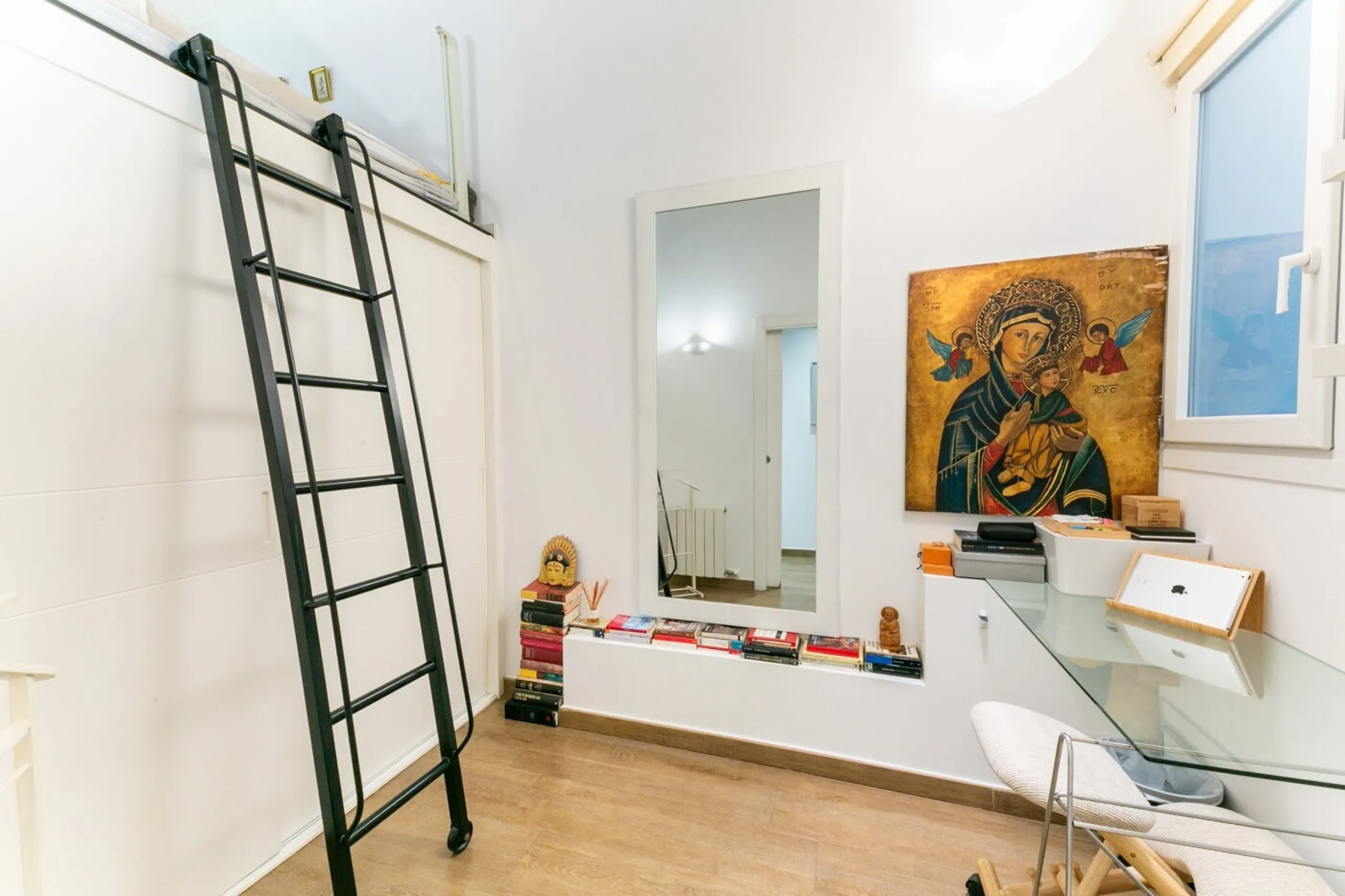 Piso con terraza privada en un edificio clásico del barrio de Sant Antoni, Barcelona