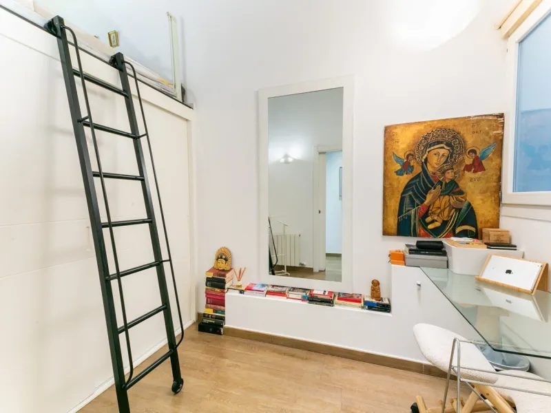 Piso con terraza privada en un edificio clásico del barrio de Sant Antoni, Barcelona