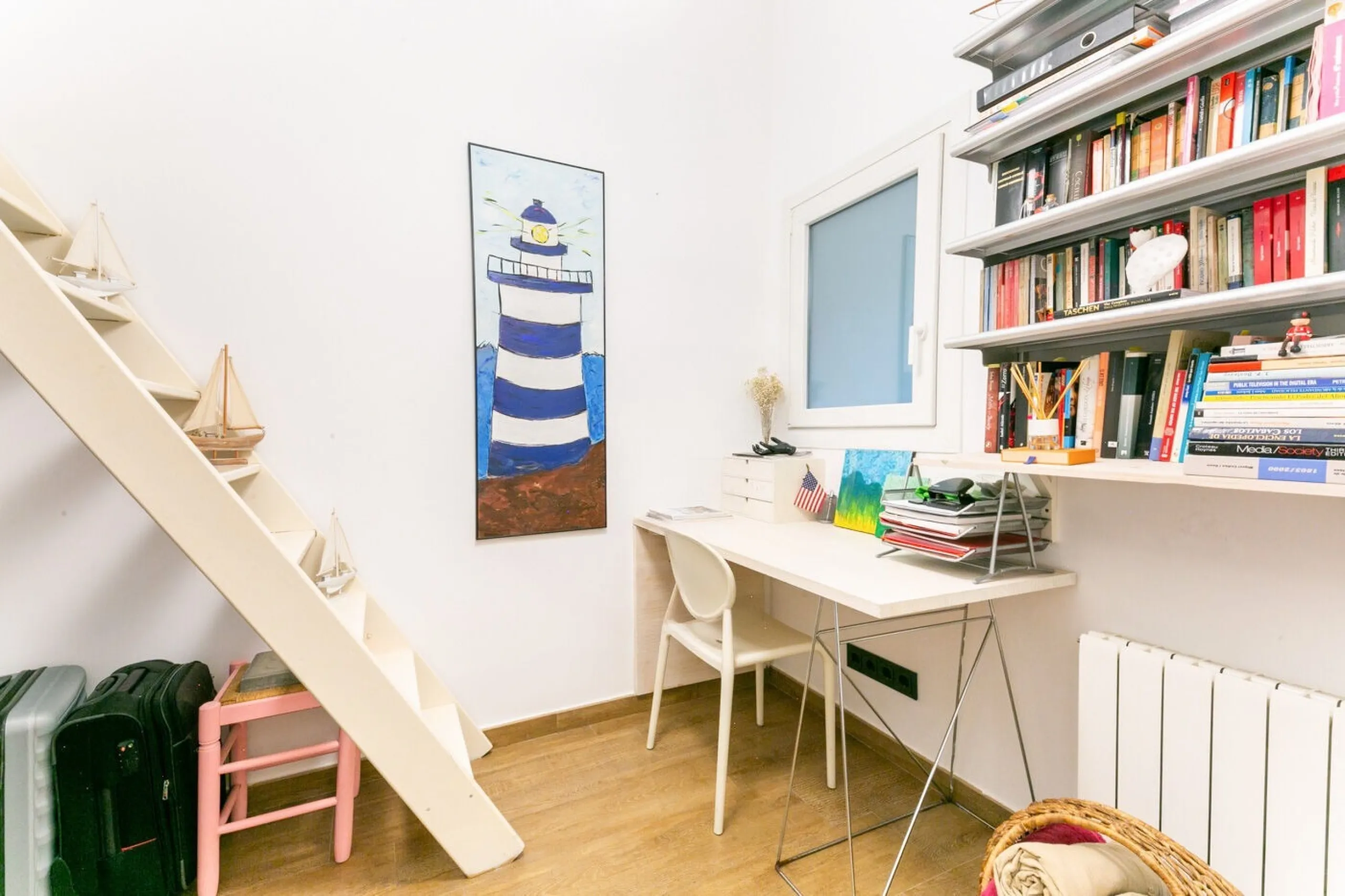 Piso con terraza privada en un edificio clásico del barrio de Sant Antoni, Barcelona