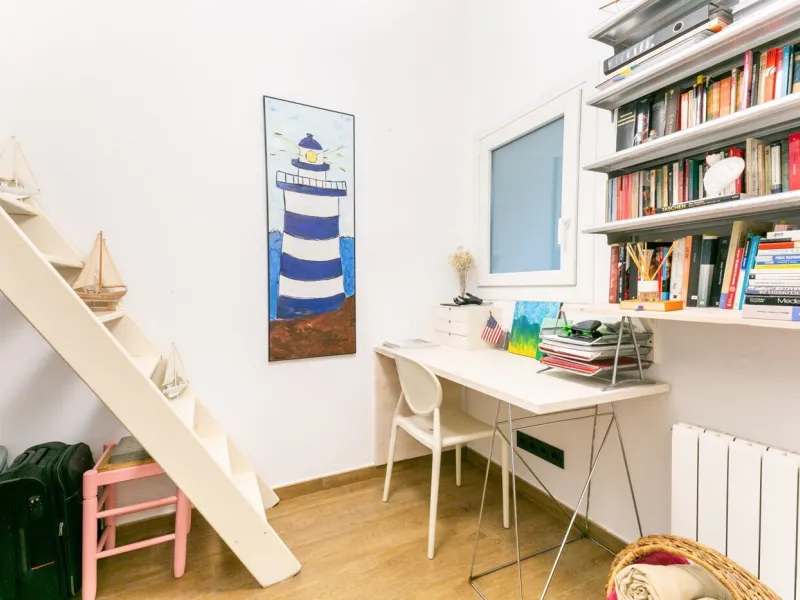 Piso con terraza privada en un edificio clásico del barrio de Sant Antoni, Barcelona