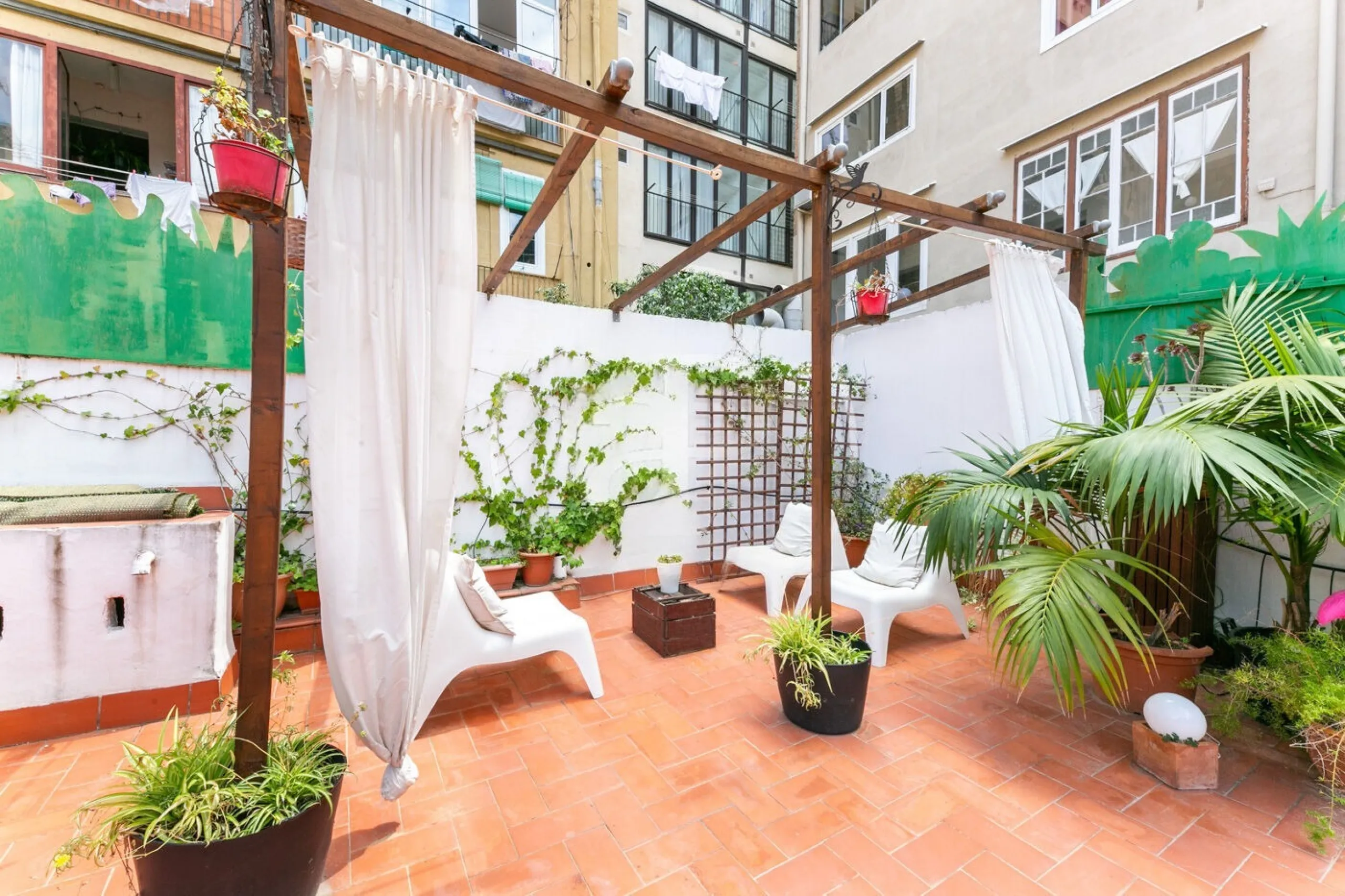 Piso con terraza privada en un edificio clásico del barrio de Sant Antoni, Barcelona