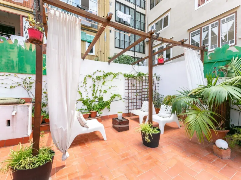 Piso con terraza privada en un edificio clásico del barrio de Sant Antoni, Barcelona